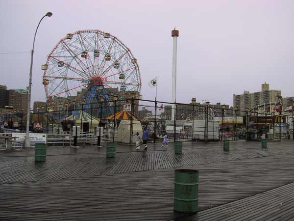 Reuzenrad, natte boardwalks en lege vuildisbakken