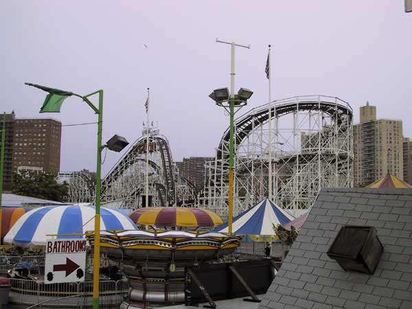 Rollercoaster boven de flats uit, en enorm bord naar bathrooms