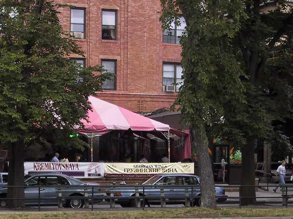 Terras met Russische opschriften