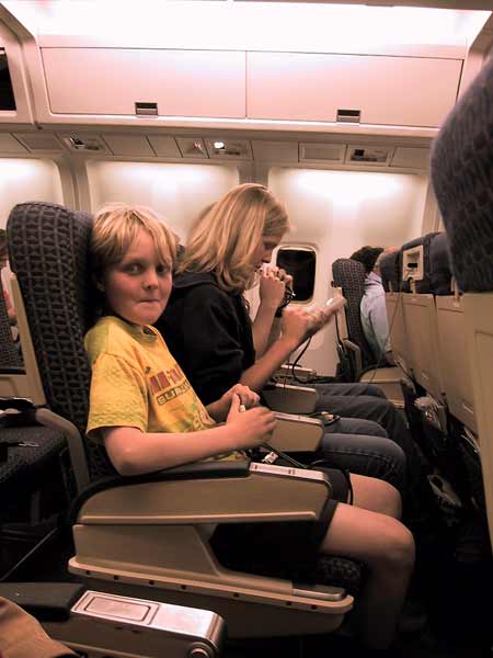 Lachende Pieter naast Karin in het vliegtuig