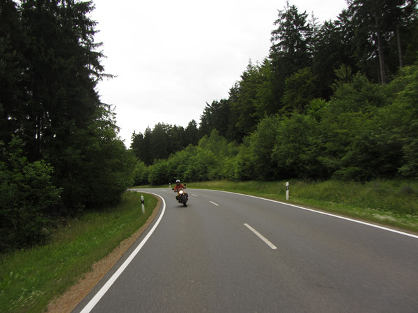 Motor rijdt door bos