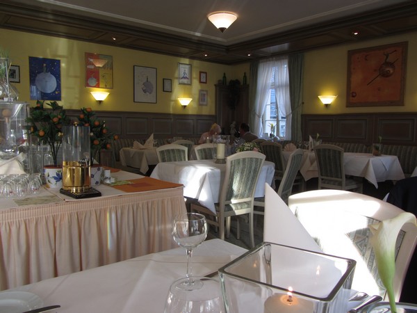 Restaurant met tekeningen aan de muur