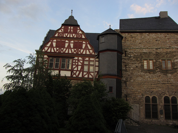 Vakwerkhuis naast stenen huis