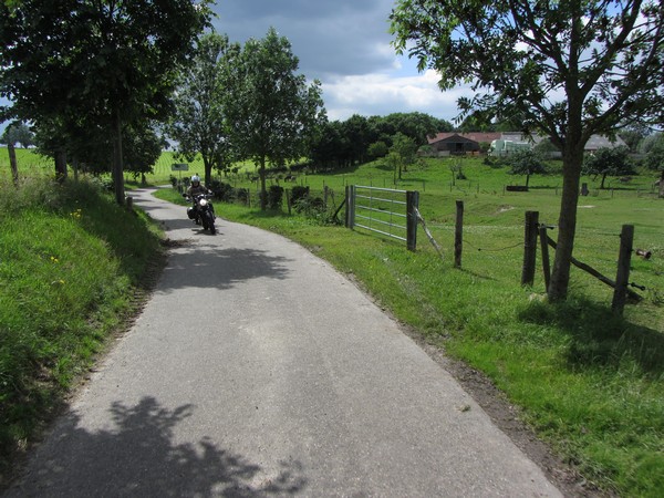 Motor op boerenweggetje