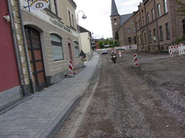 Moto Guzzi rijdt over opgebroken straat