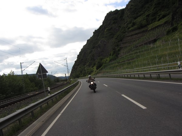 Guzzi V7 langs hellingen met wijnstokken