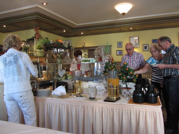 Mensen rond een ontbijtbuffet