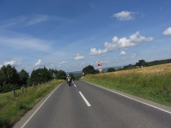 Moto Guzzi V7 en verkeersbocht