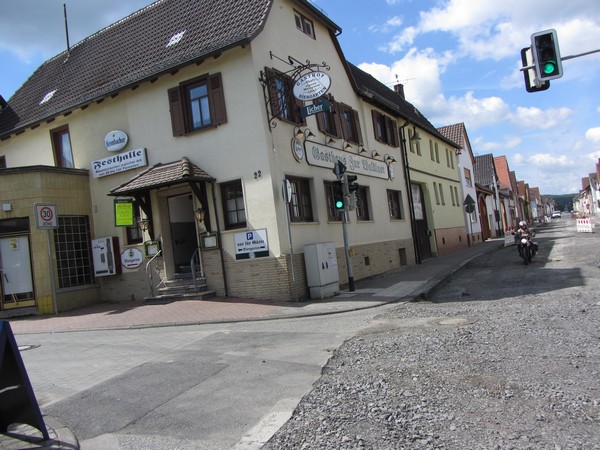 Guzzi over opgebroken straat