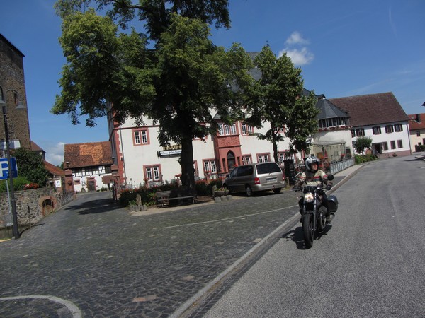 Guzzi en dorpsplein