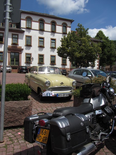 Guzzi en klassieke auto