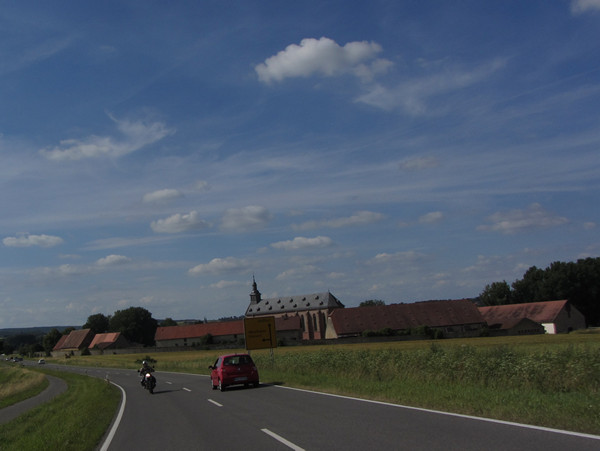 Motor, kerk en gebouwen