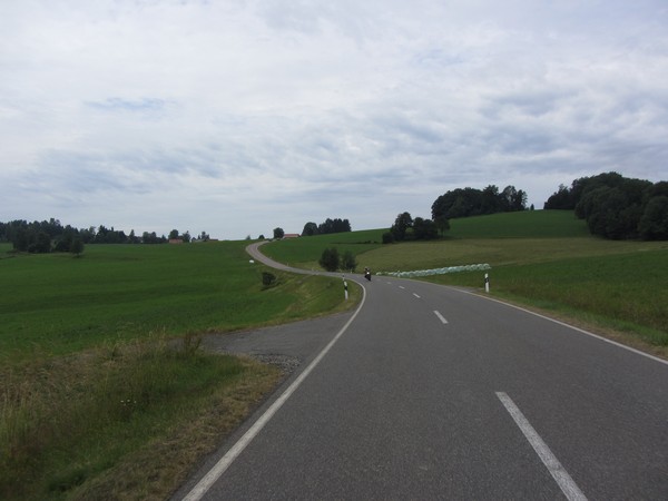 Motor op slingerende weg