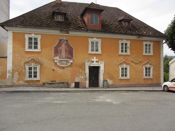 Okerkleurig huis met schildering