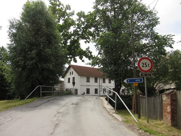 Bruggetje en wit huis