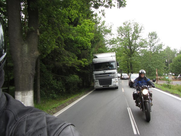 Sylvia op Guzzi en veel auto's