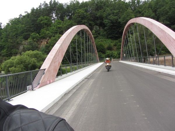 Motor rijdt over brug