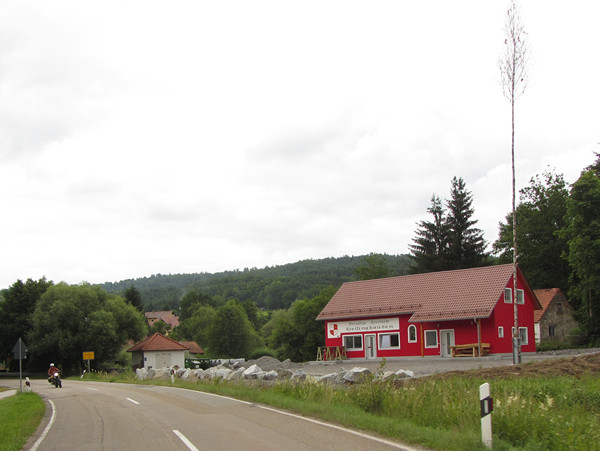 Rood gebouw en meiboom