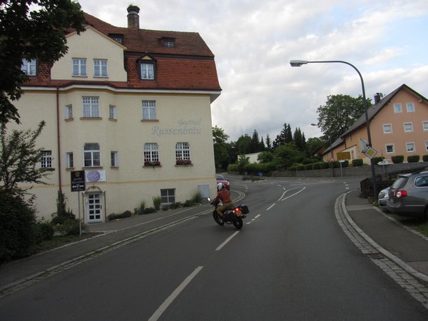 Guzzi en gebouw