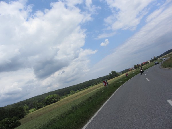 Motor op slingerende weg