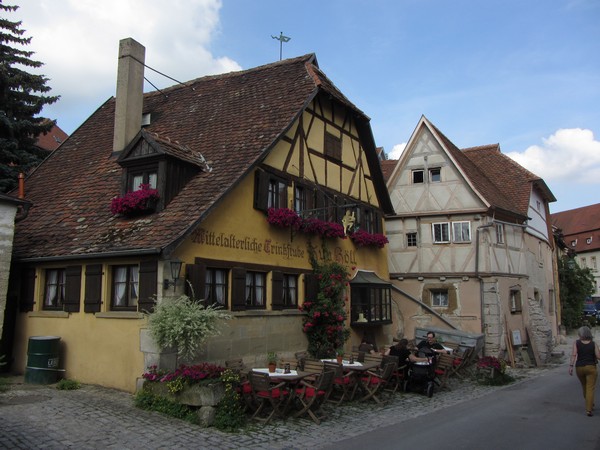 Geel huis met terras