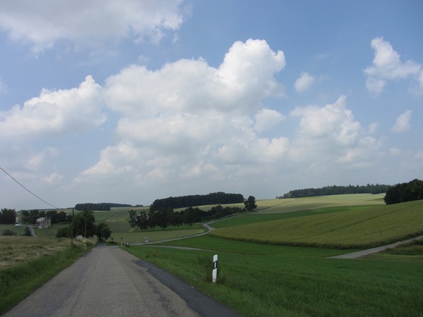 Motor op slingerende weg