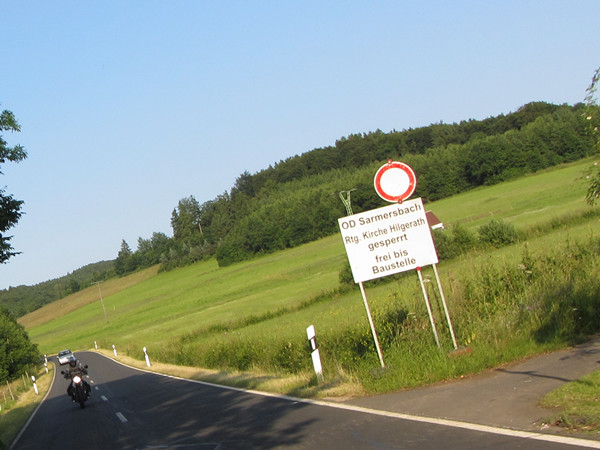 Guzzi en verkeersbord