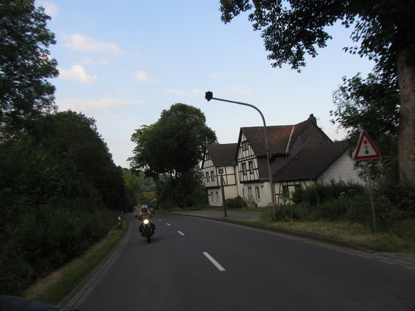 Guzzi en vakwerkhuizen