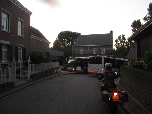 Guzzi en twee bussen