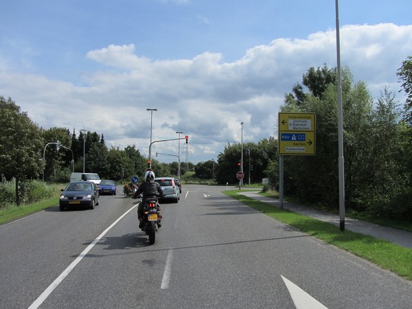 Motor rijdt op stoplicht aan