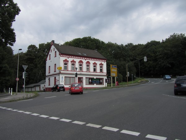 Wit huis met rode versieringen