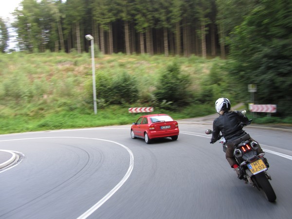 Tenere in bocht met auto er voor