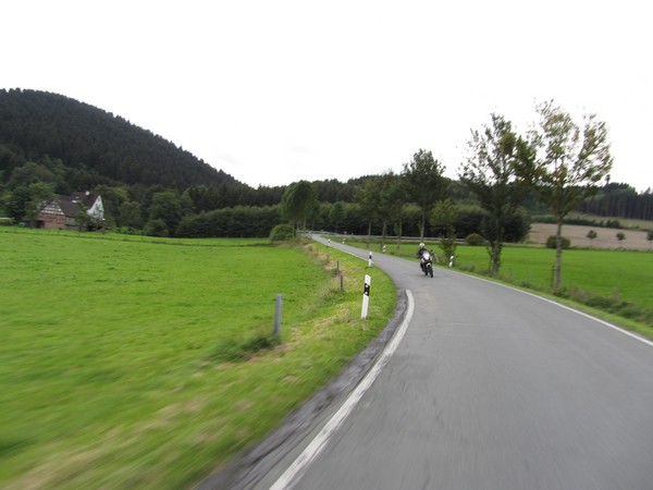 Tenere door groen landschap