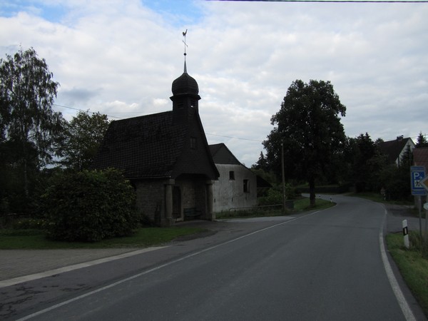 Klein kerkje met uivormige toren