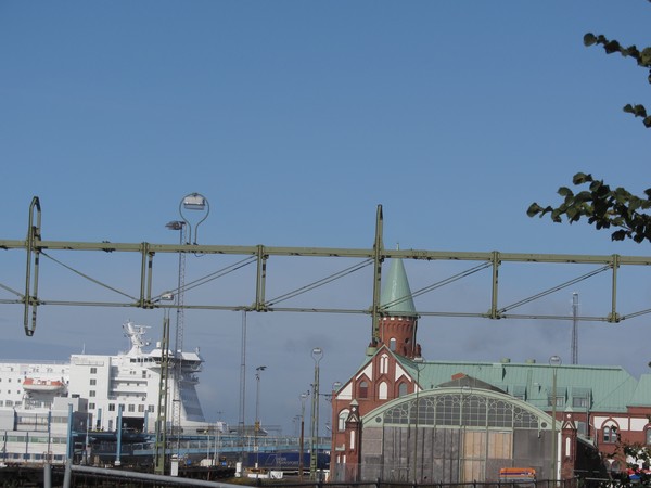 Boot en bakstenen gebouw