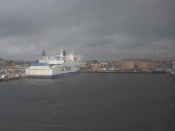 Boot en haven in de verte