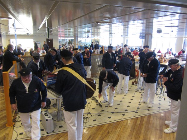 Mannen in uniform met muziekinstrumenten