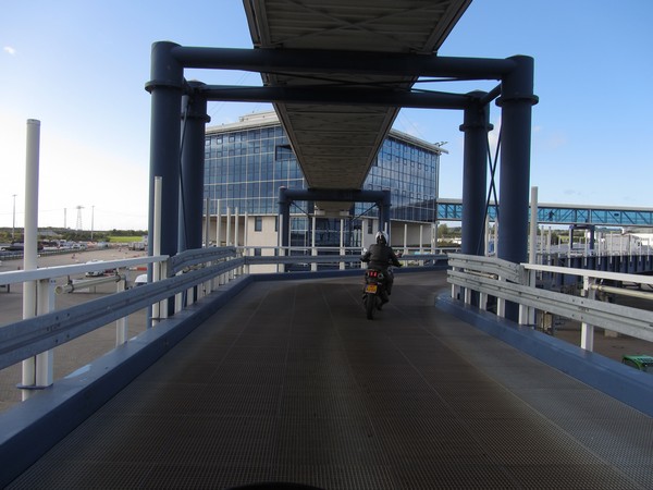 Tenere op metalen brug