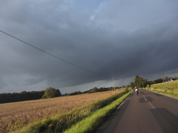 Tenere in de zon met donkere wolken er achter