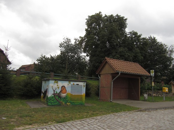 Roodborst op gebouwtje