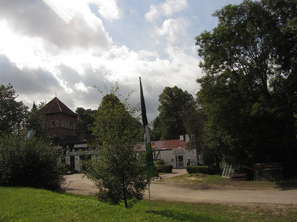 Toren en huis tussen bomen