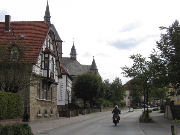 Tenere langs oude huizen