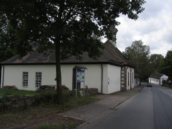 Laag huis met toren