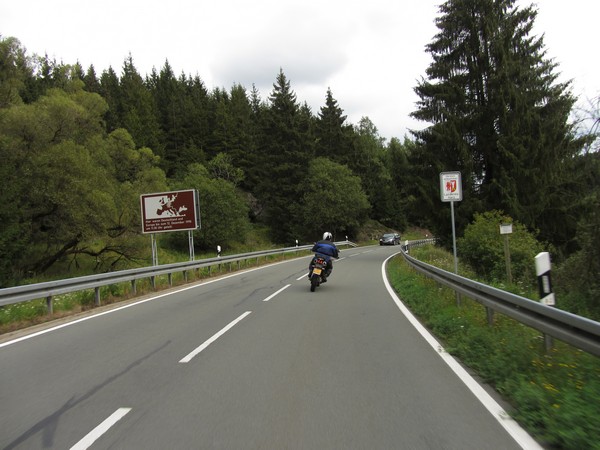 Motor op bochtige weg