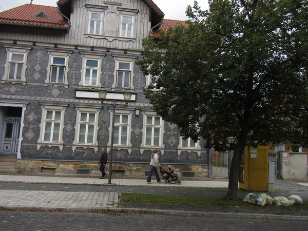 Houten huis met leisteentjes