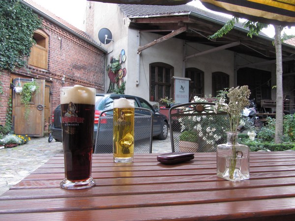 Donker en licht bier op tafel in binnenplaats