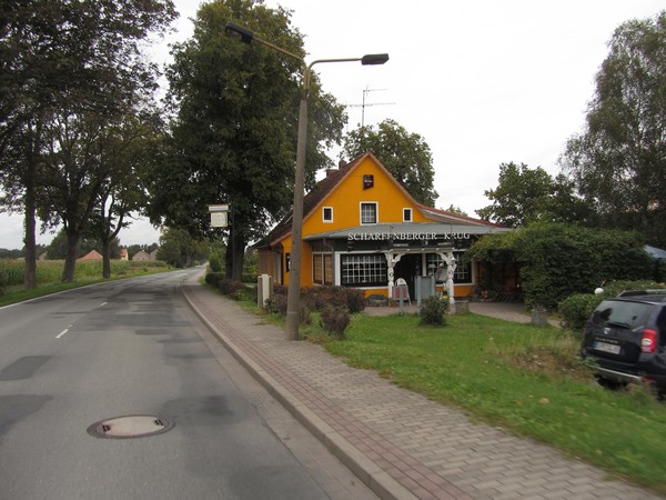 Geel gebouw langs de weg