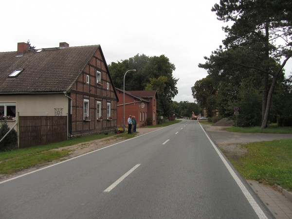 Mannen aan de kant van de weg