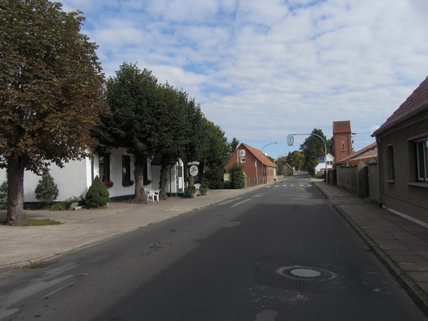 Huis, bomen er voor en een terasje