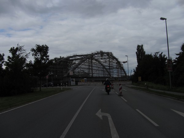 Tenere en brug met stellingen